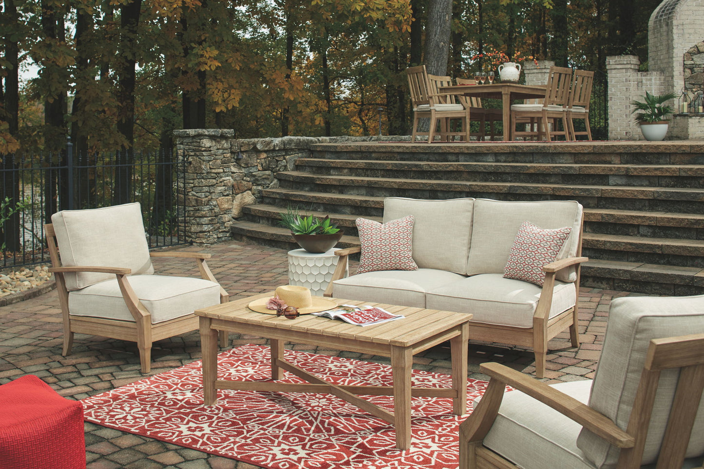 Clare View - Loveseat w/Cushion - Beige